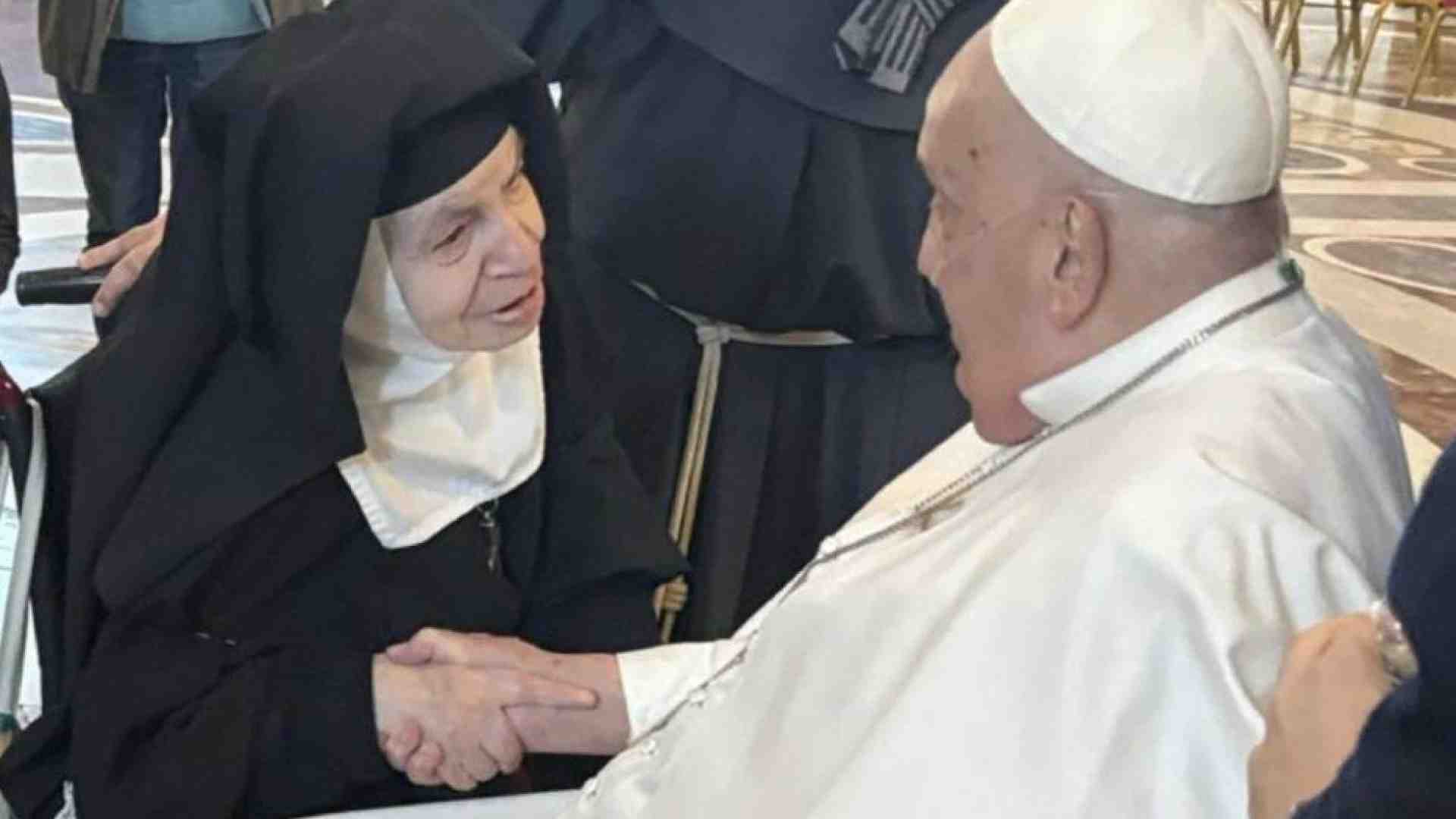 Immagine di Chi è suor Francesca, la monaca che ieri ha incontrato a sorpresa il Papa