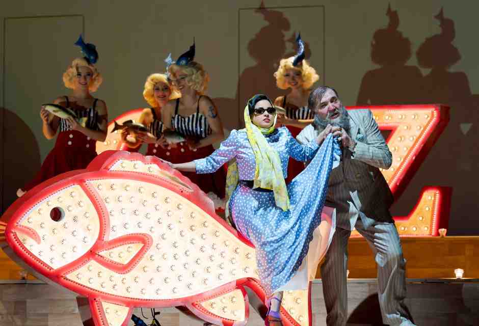 Una scena da &ldquo;Matrimonio al convento&rdquo; Sergej Prokof&rsquo;ev, per la regia di Michieletto al Theater an der Wien di Vienna (foto Verlobung &copy; Werner Kmetitsch)&nbsp;<br />