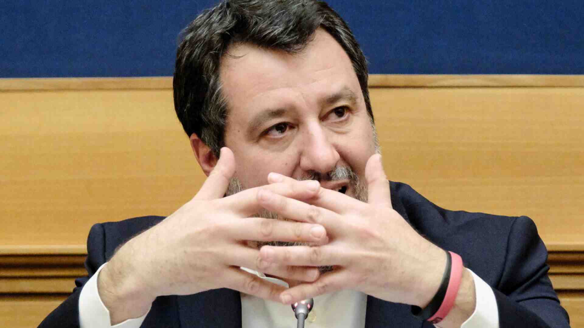 Immagine di Il Salvini di terracotta. Dimentica il Ponte e fa attaccare ancora Piantedosi (che coccola al telefono)