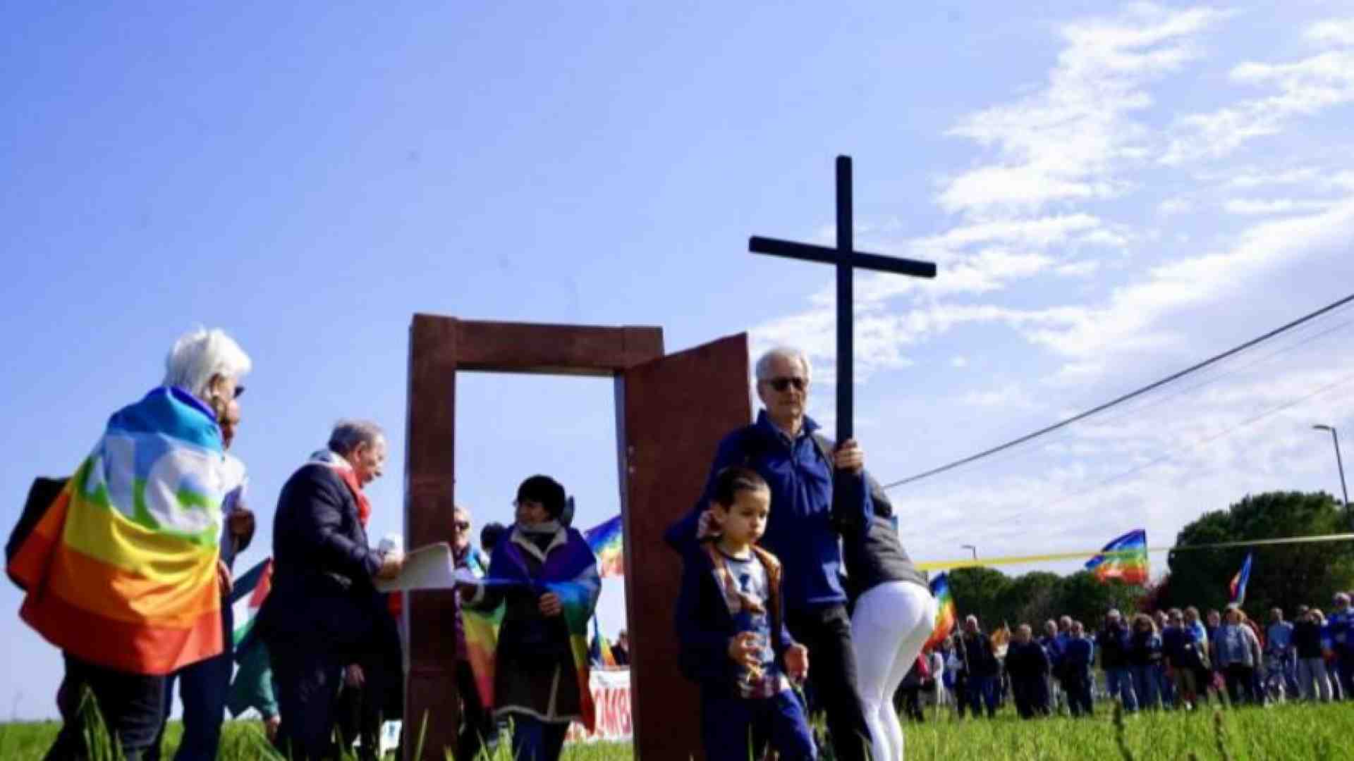 Immagine di Una "porta santa" davanti alla base Usaf di Aviano per dire no alle armi