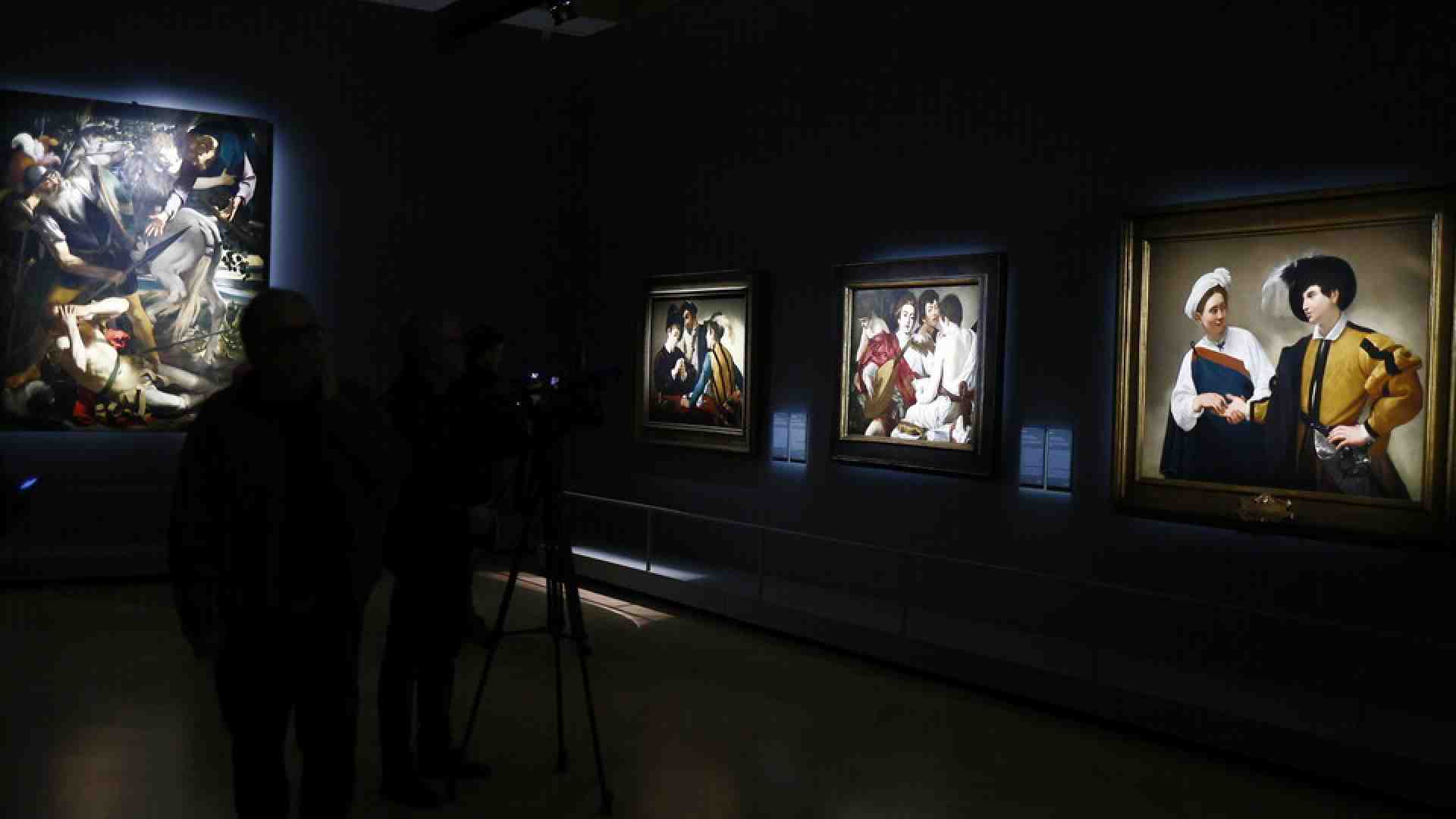 Immagine di Caravaggio, il mendicante di luce davanti al quale si può stare solo in silenzio