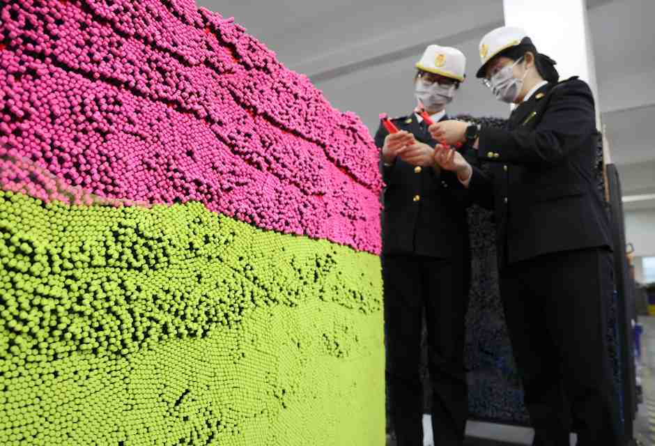 Funzionari doganali cinesi ispezionano un ordine di esportazione di matite colorate nell'officina di un produttore a Binzhou (Costfoto/Getty Images)&nbsp;<br />