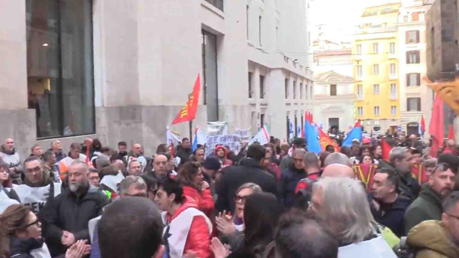 Immagine di Vertenza Beko, 700 esuberi in meno e nessun licenziamento