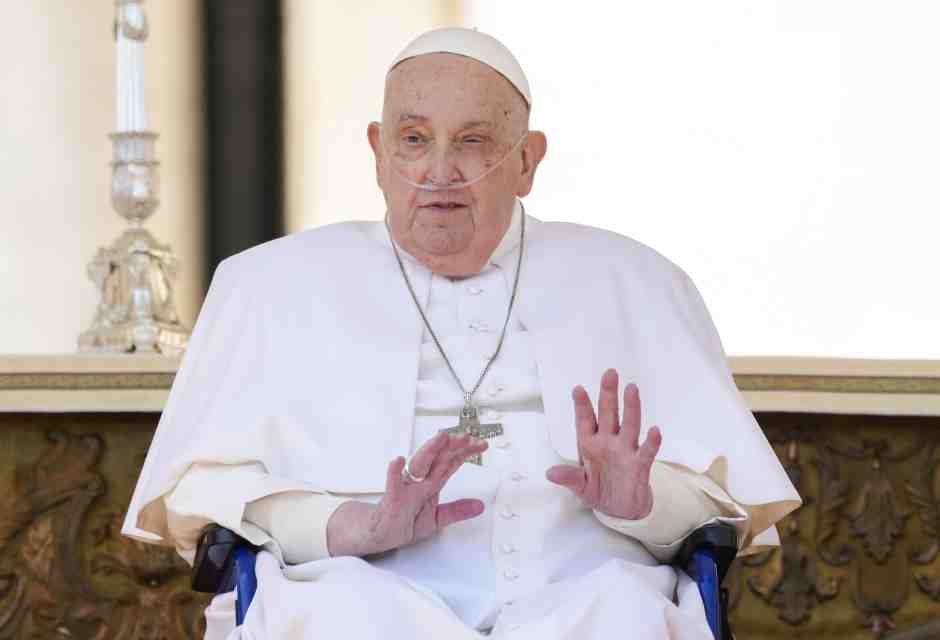 Il Papa imbrigliato e silenzioso