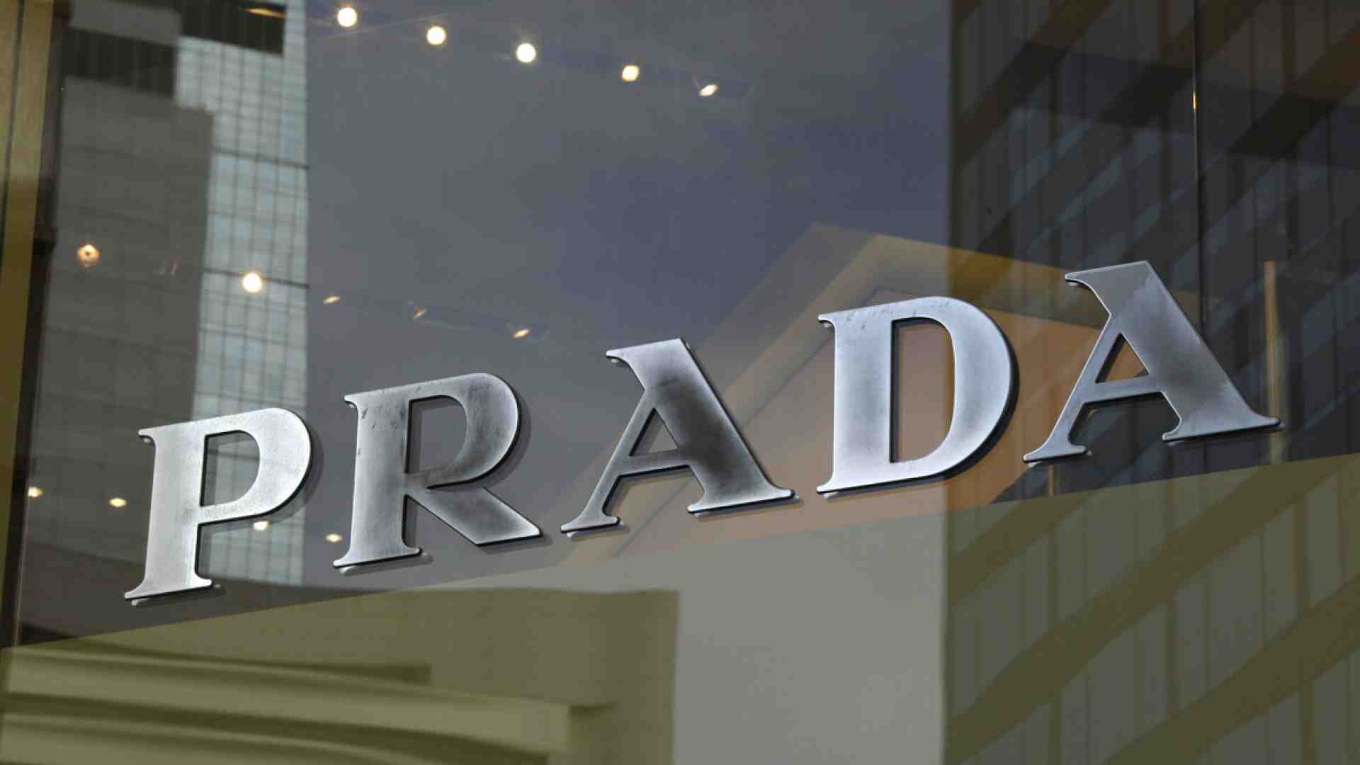 Immagine di Cosa ci insegna l’accordo tra Versace e Prada sulla moda del futuro (e sull’Italia)