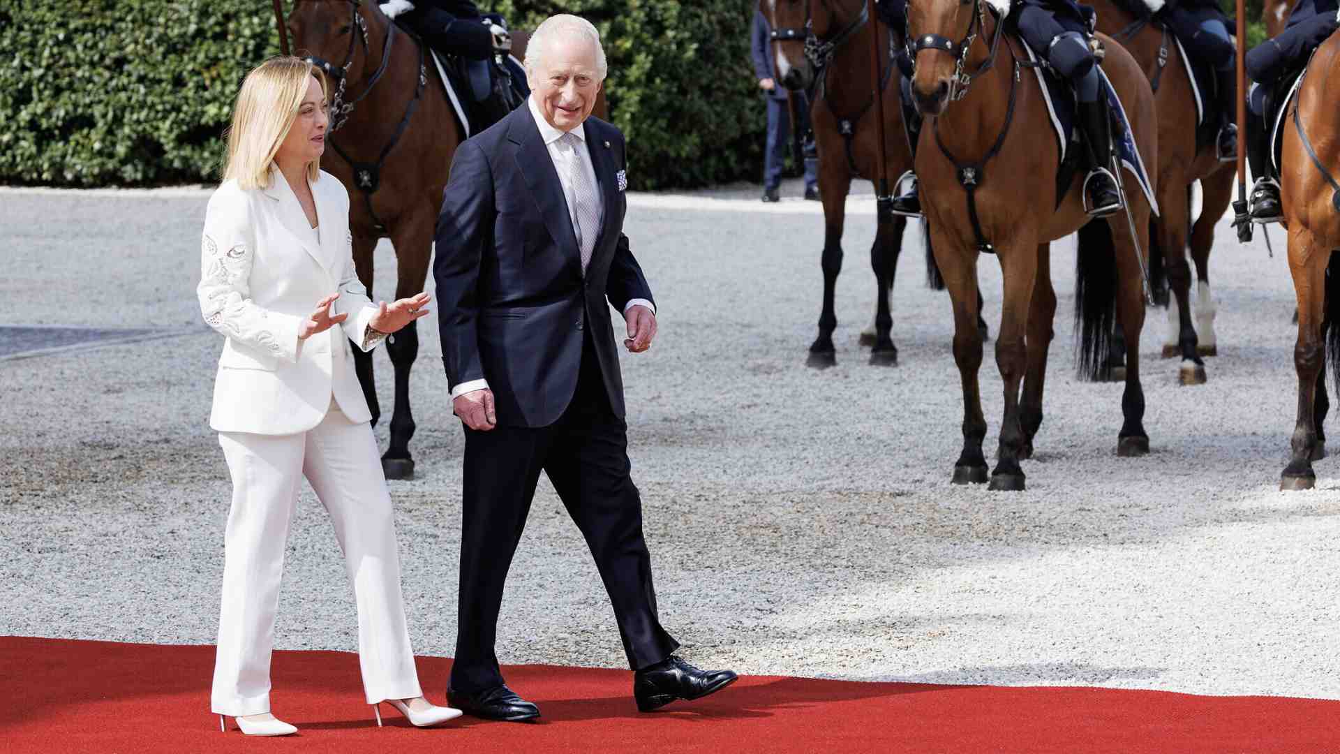 Immagine di Re Carlo in Ciociaria. Arriva alla Camera, ma le attenzioni e sono per Lotito e Tajani. Altoparlanti e gaffe