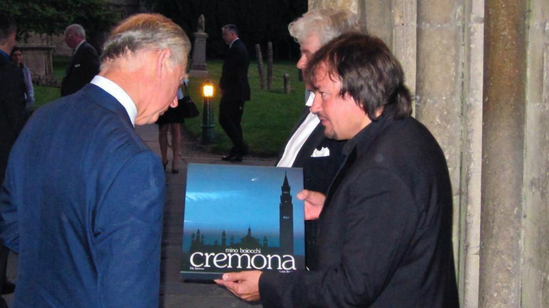 Immagine di Carlo III “testimonial” di Cremona Musica e liuteria, le sue passioni