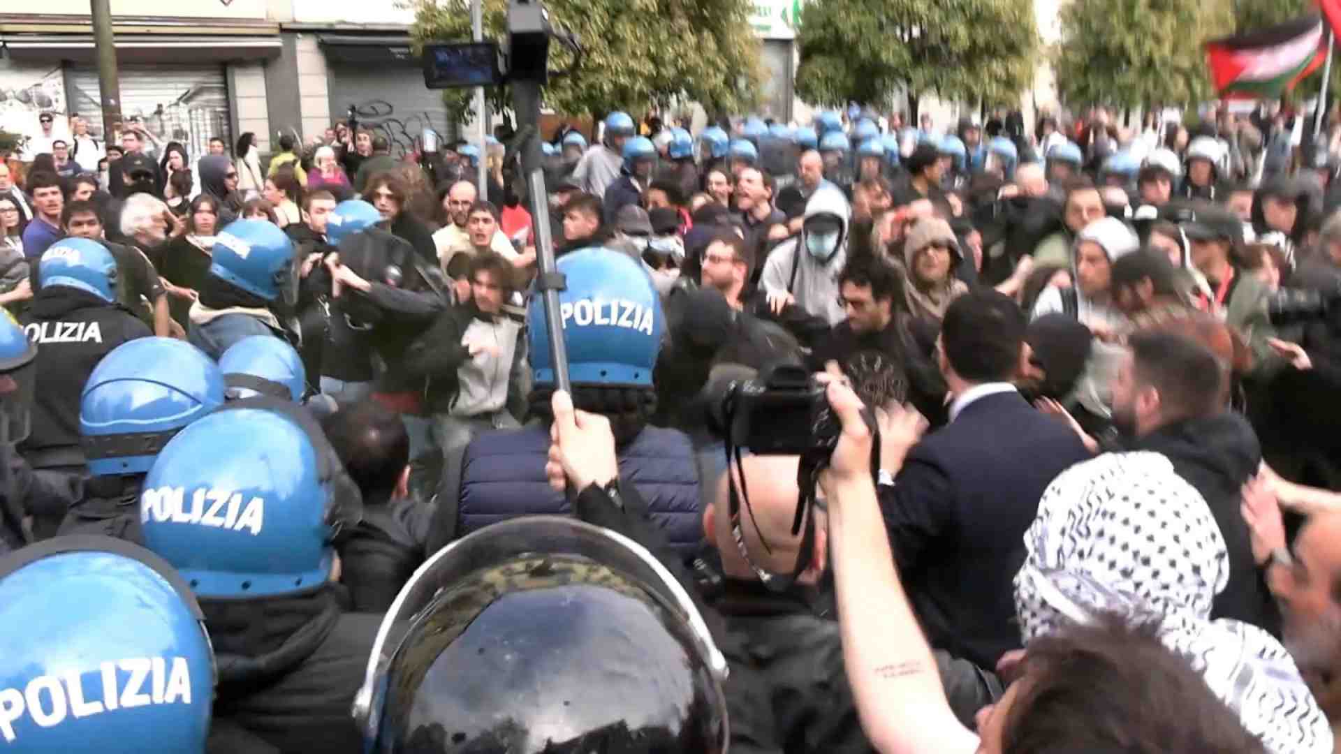 Immagine di "Spara a Giorgia": la scritta al corteo diventa un caso politico