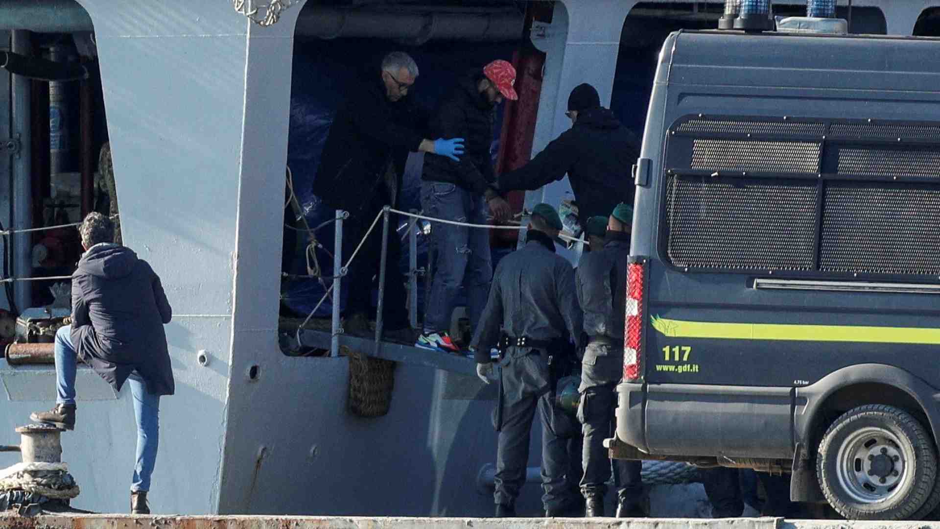 Immagine di Le manette ai migranti, Salvini e quell'accusa di crudeltà esibita