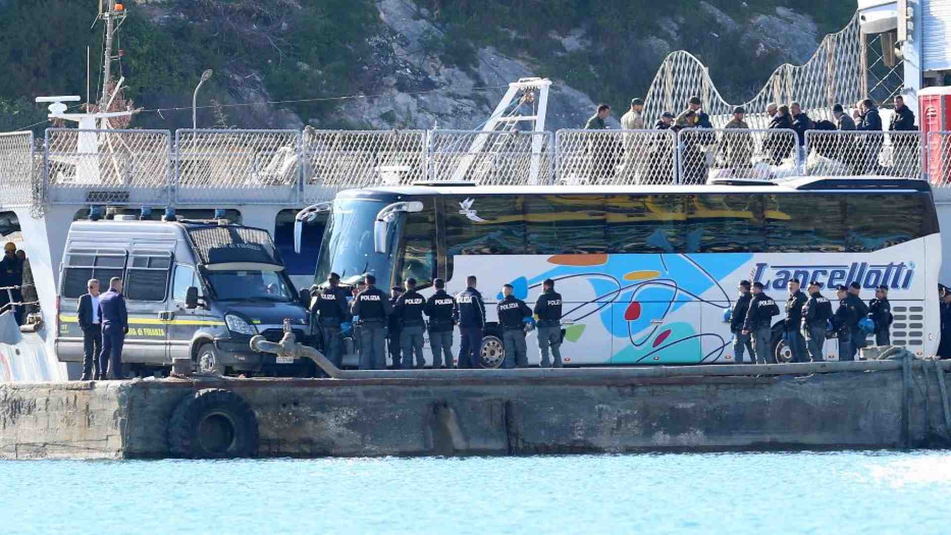 Immagine di L'arrivo in Albania dei migranti e la nuova polemica: «Sono scesi ammanettati»
