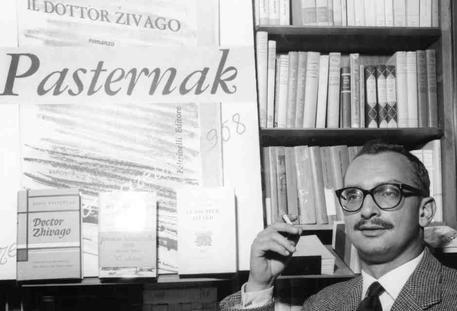 Giangiacomo Feltrinelli accanto al manifesto de "Il dottor Zivago" (foto Olycom)