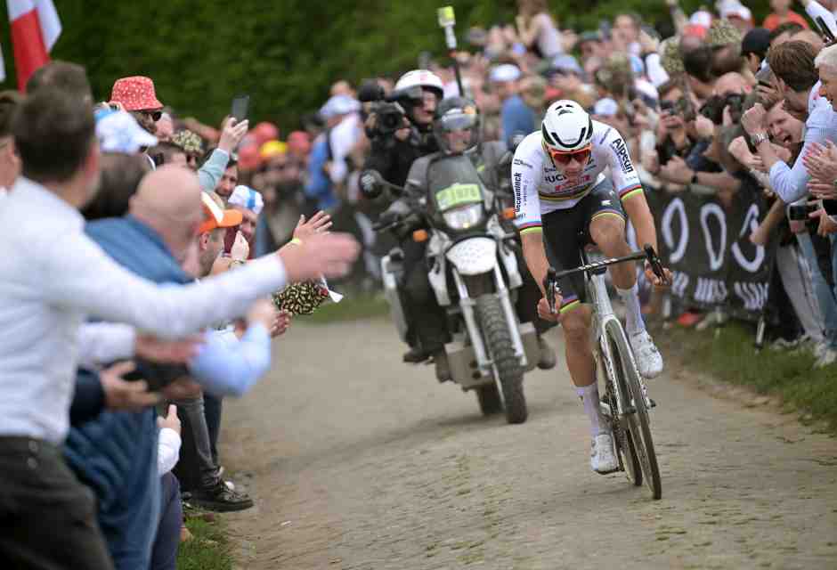 Mathieu van der Poel durante la Parigi-Roubaix del 2024 (foto Getty Images)