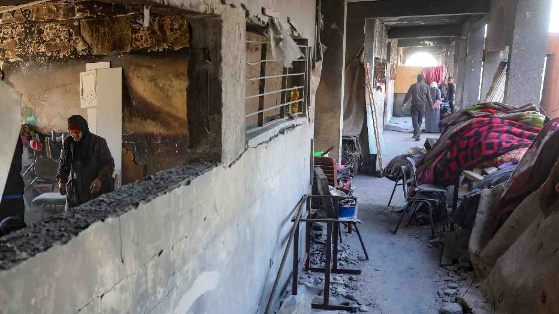 Immagine di I missili di Israele sull'ospedale di Gaza: terrore e barelle in strada