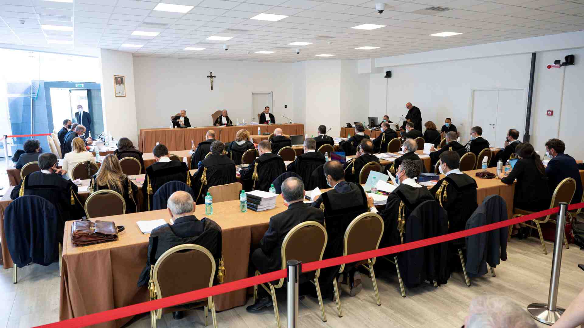 Immagine di Becciu attacca sulle chat rivelate: «Prove di macchinazione contro di me»