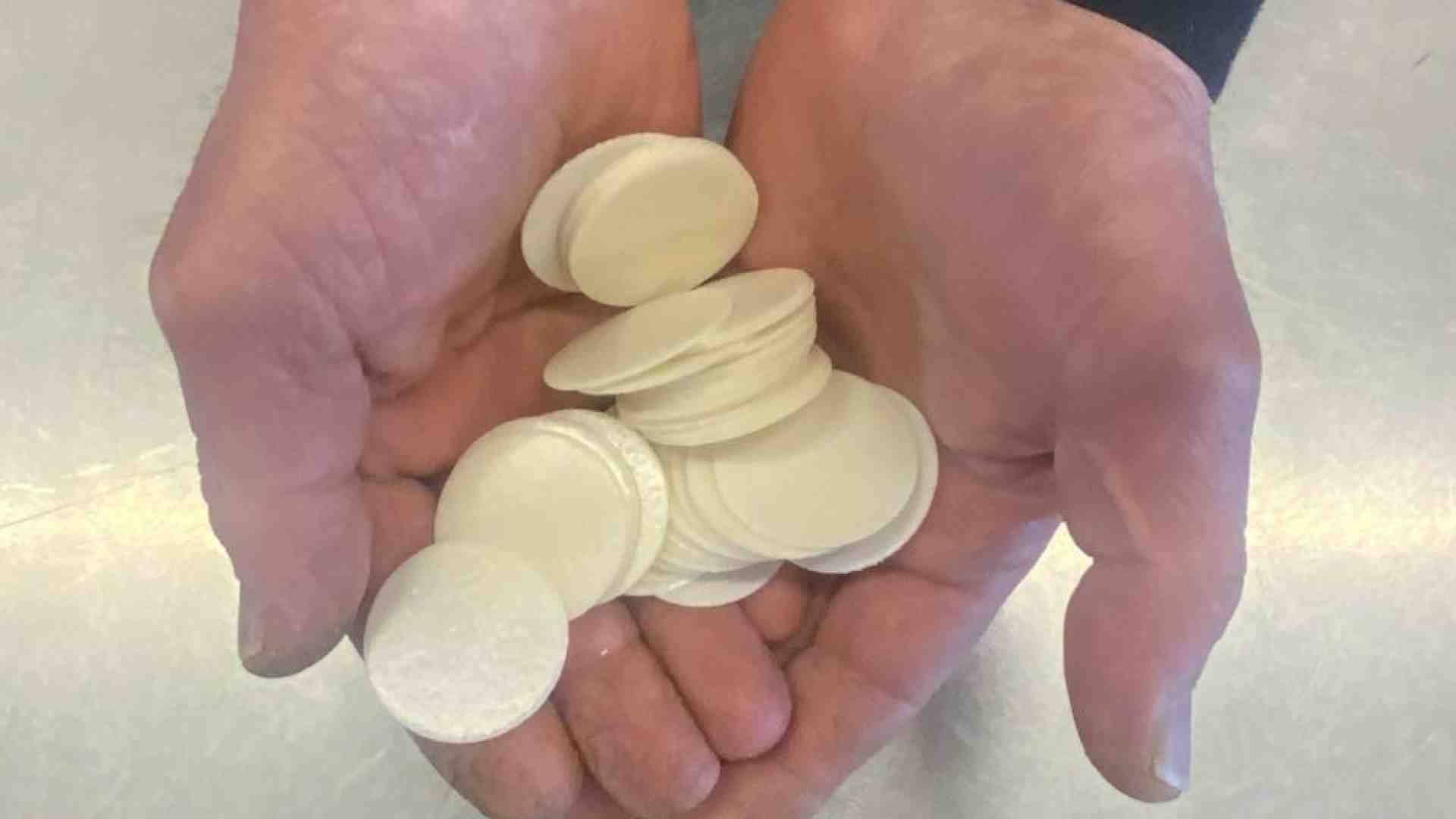 Immagine di Con le mani segnate dal male le ostie per restituire speranza