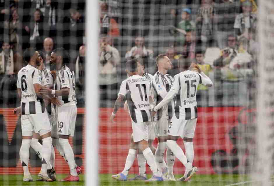 I giocatori della Juventus festeggiano il gol dell'1-0 di Teun Koopmainers (foto LaPresse)