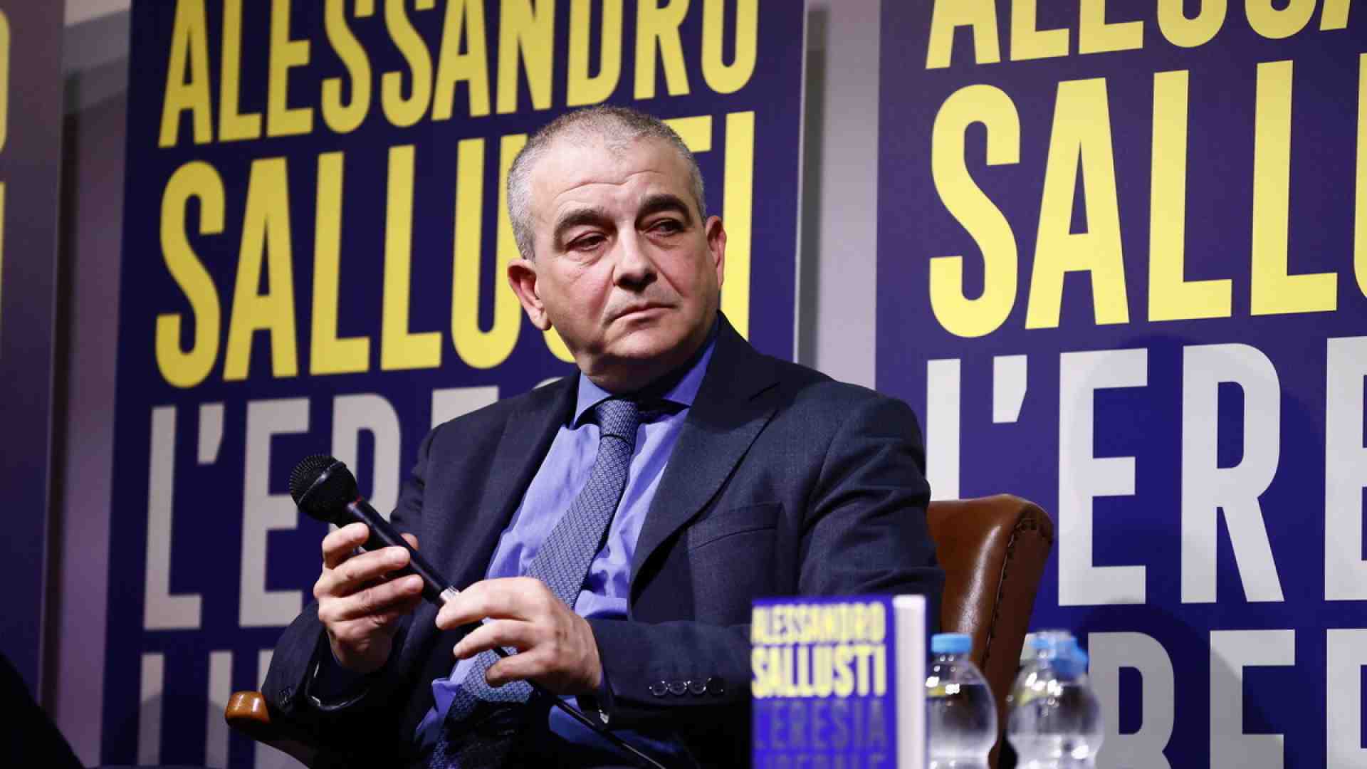 Immagine di "Spese militari? Si arriverà al 2 per cento già nel 2025", dice Fazzolari alla presentazione del libro di Sallusti