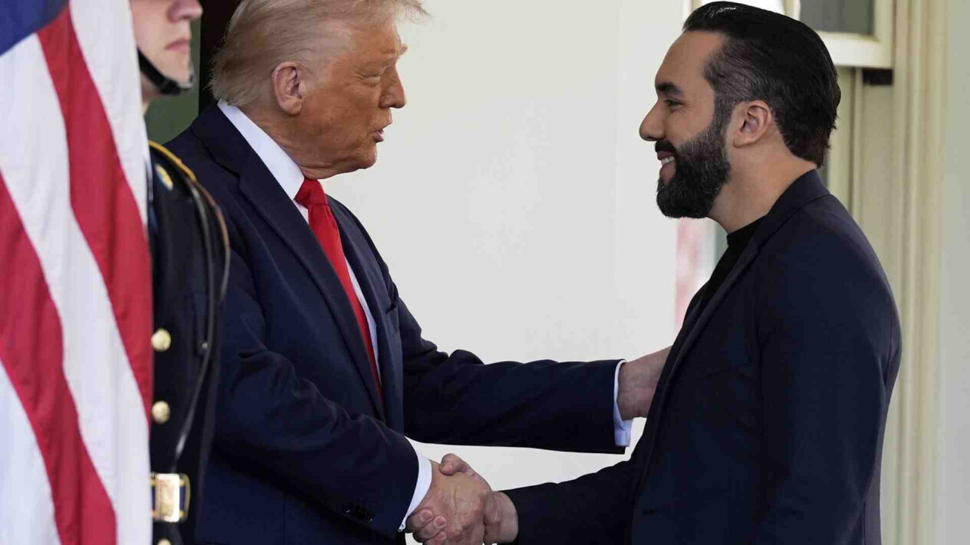 Immagine di Trump è stato molto contento di vedere Bukele, e c'entra la sua politica sull'immigrazione