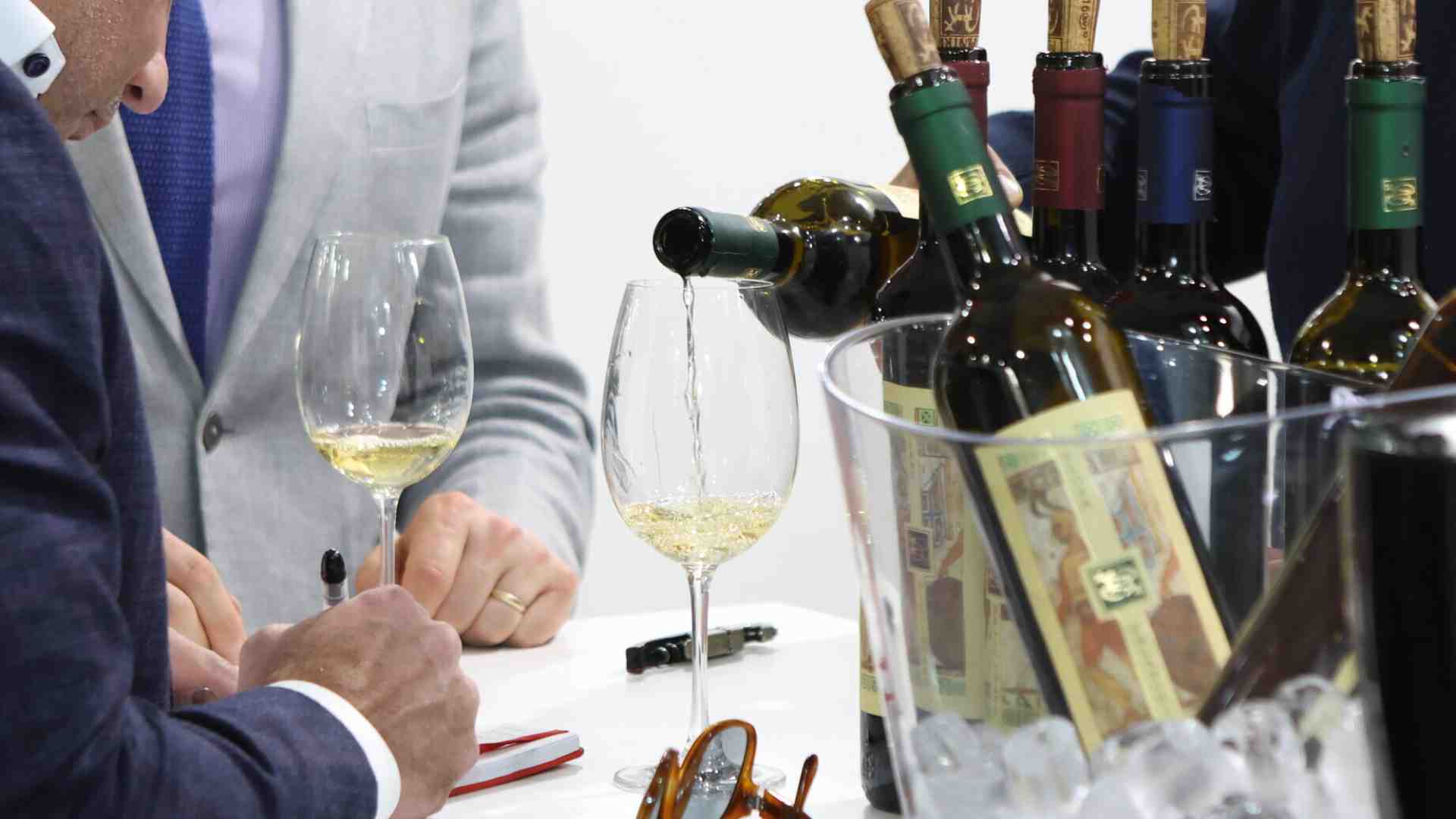 Immagine di Per rispondere ai dazi e investire in Difesa: armiamoci di bollicine