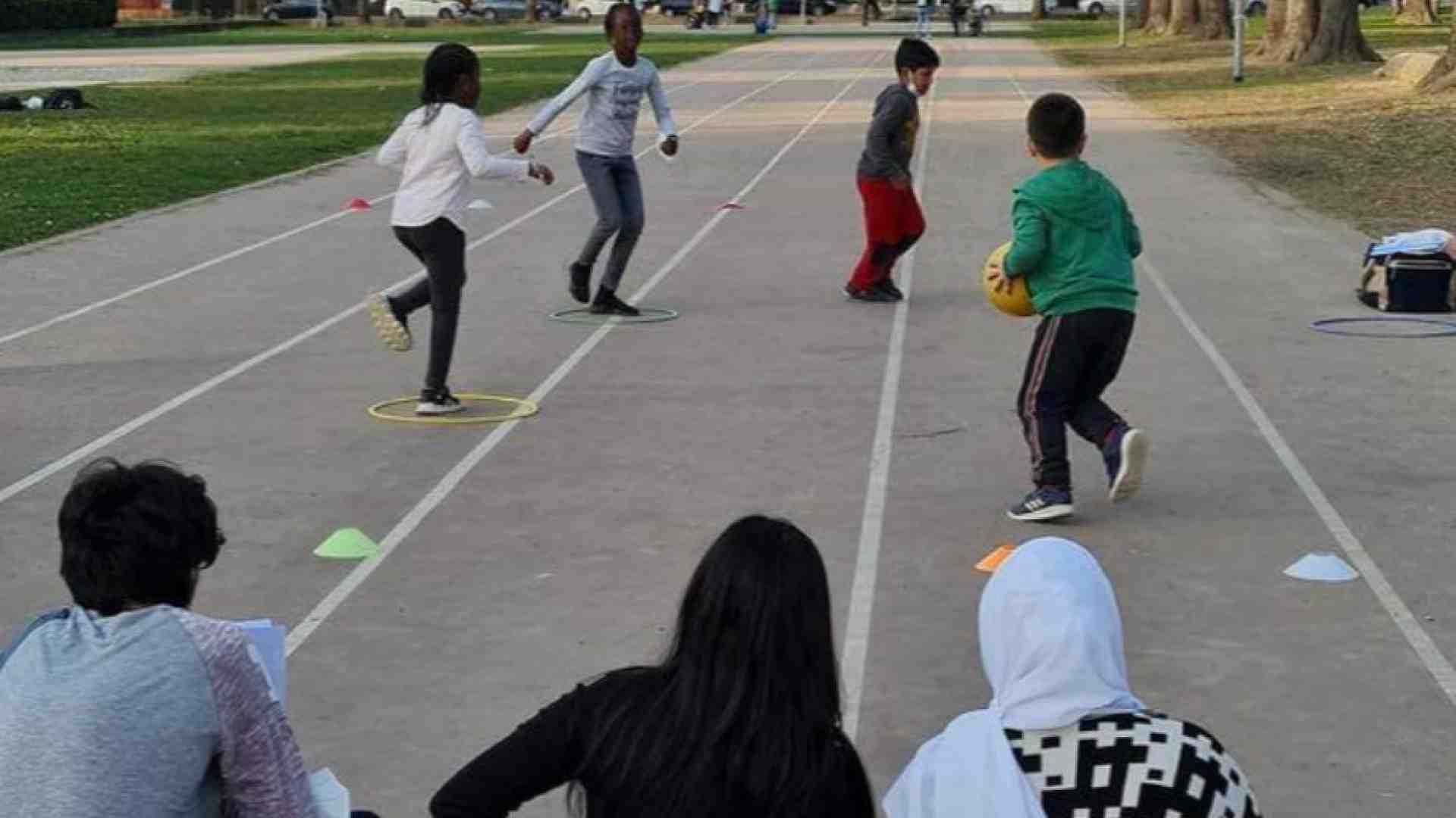 Immagine di Chi sono i coach di quartiere, che allenano i bimbi “fuori gioco”