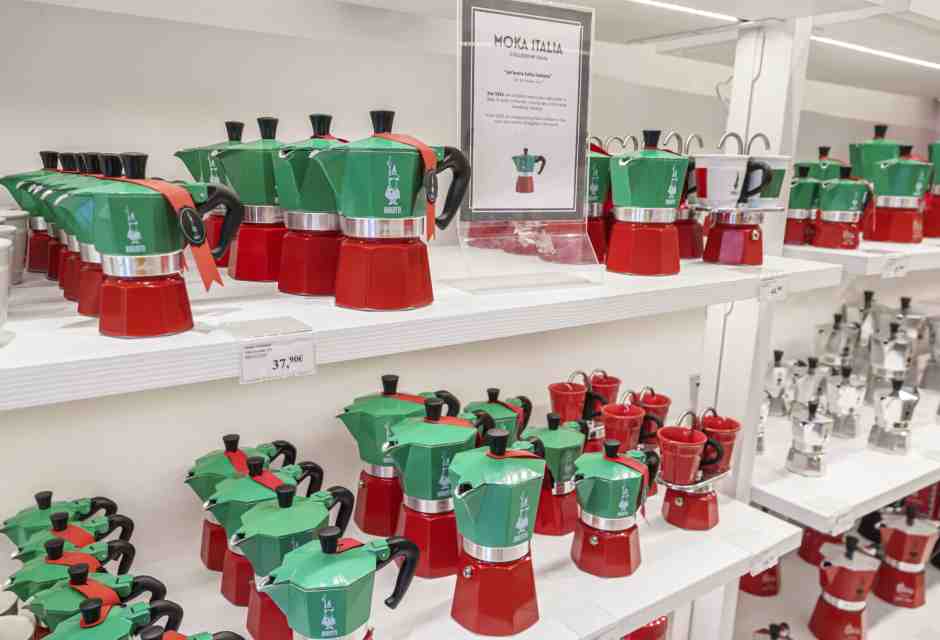 Roma, Via del Corso, moka tricolore della Bialetti in esposizione (Foto di Jeffrey Greenberg/Getty Images)&nbsp;<br />