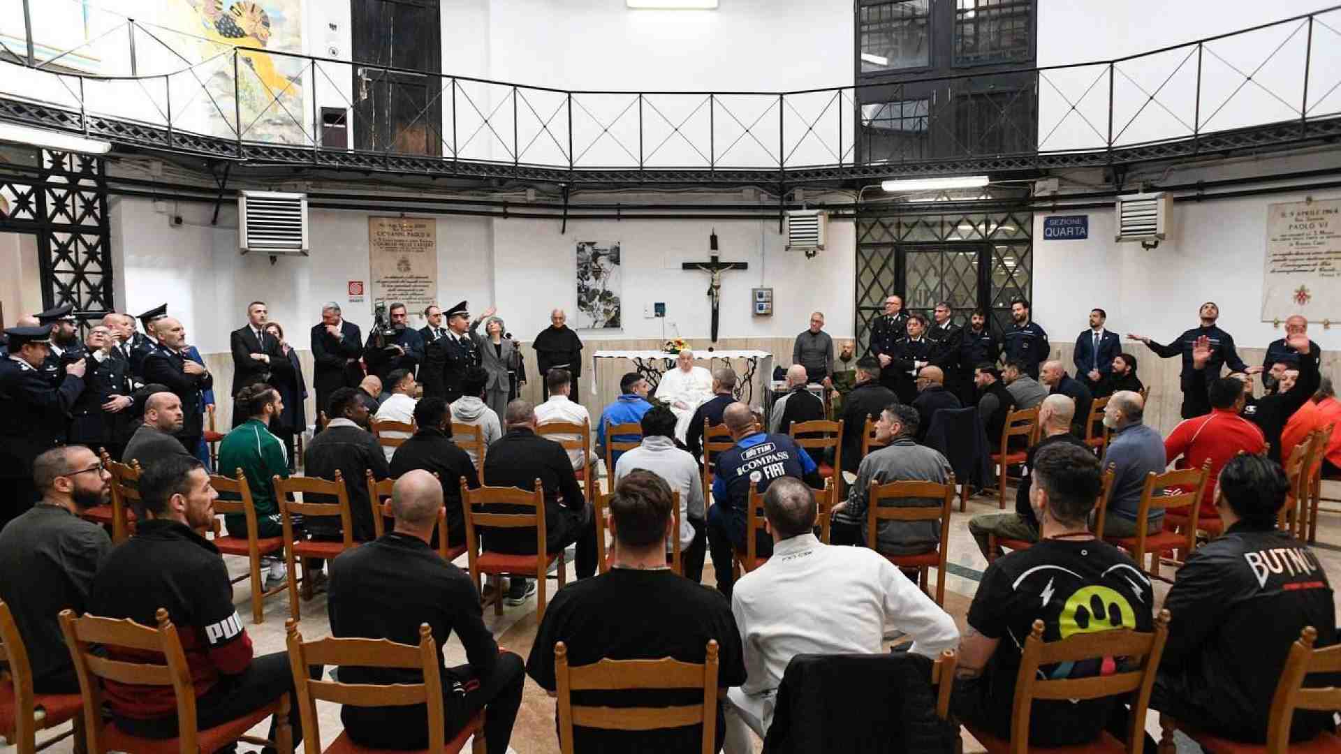 Immagine di Francesco visita Regina Coeli. «Vivrò la Pasqua come posso»