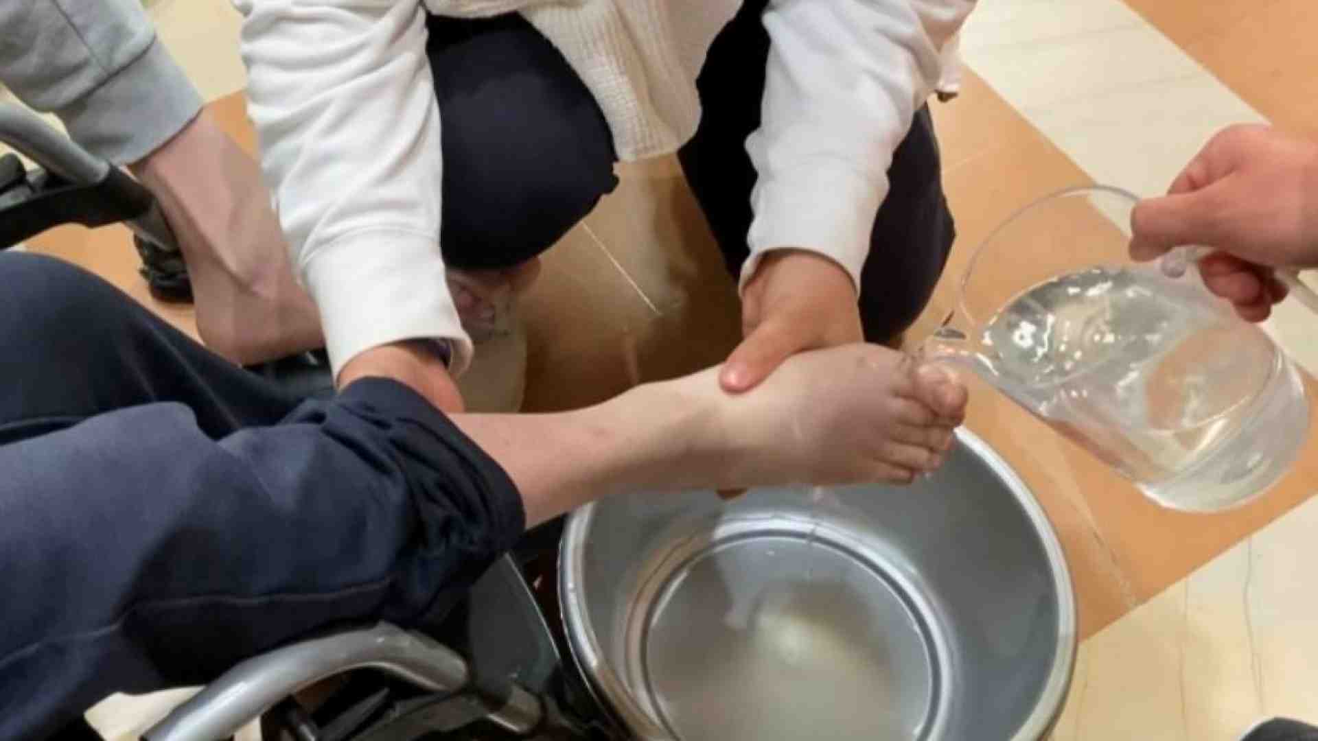 Immagine di Al “Serafico” i medici lavano i piedi ai giovani ospiti con disabilità gravi
