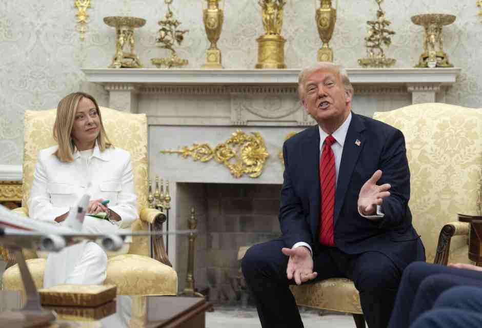 Meloni e il brivido della domanda su Zelensky. E davanti a Trump ribadisce: "La Russia ha invaso l'Ucraina"