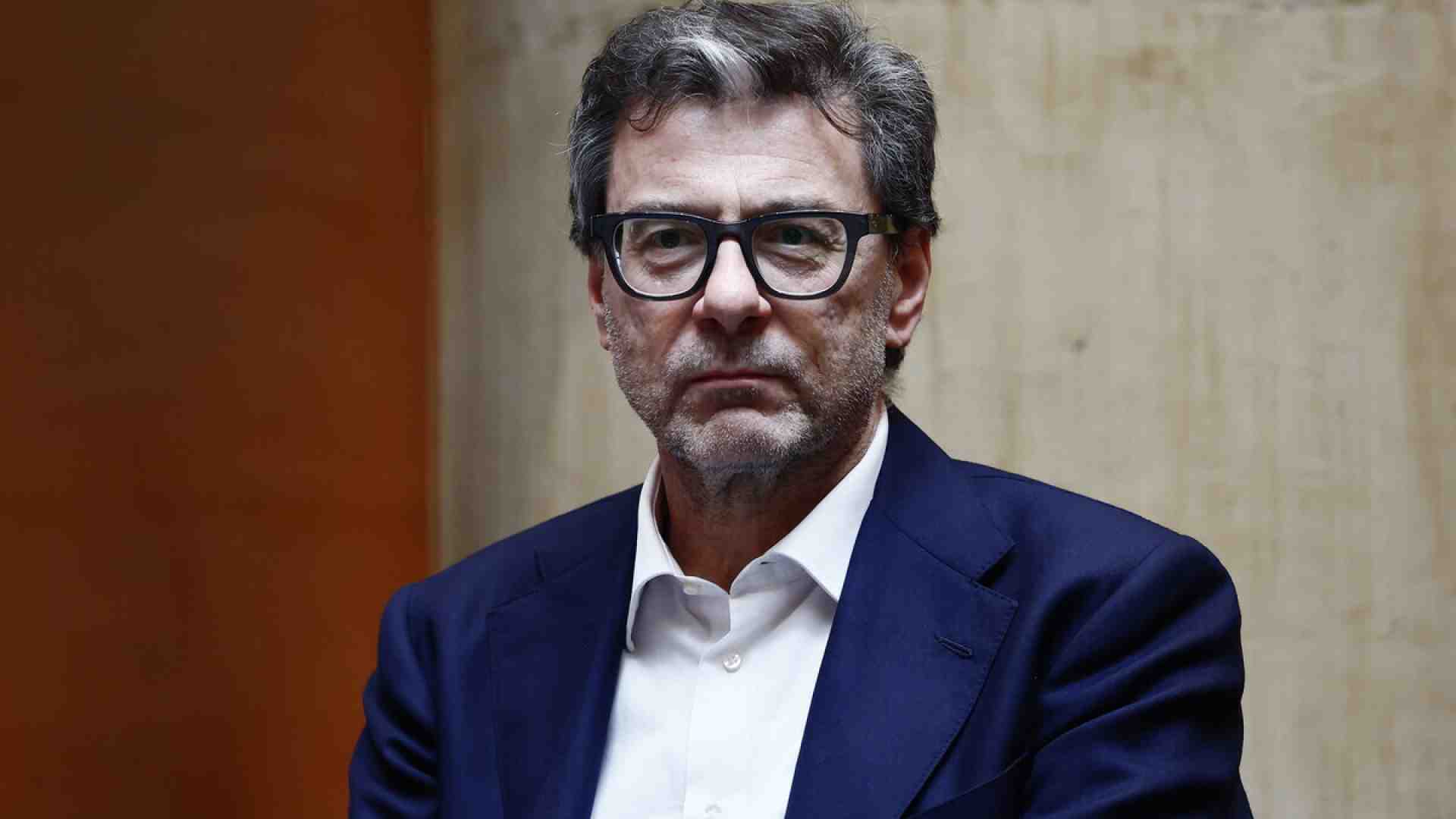 Immagine di I cuoricini di Giorgetti, si prende le lodi e duetta con Descalzi di Eni che dice: "I dazi la Ue se li è messi da soli"