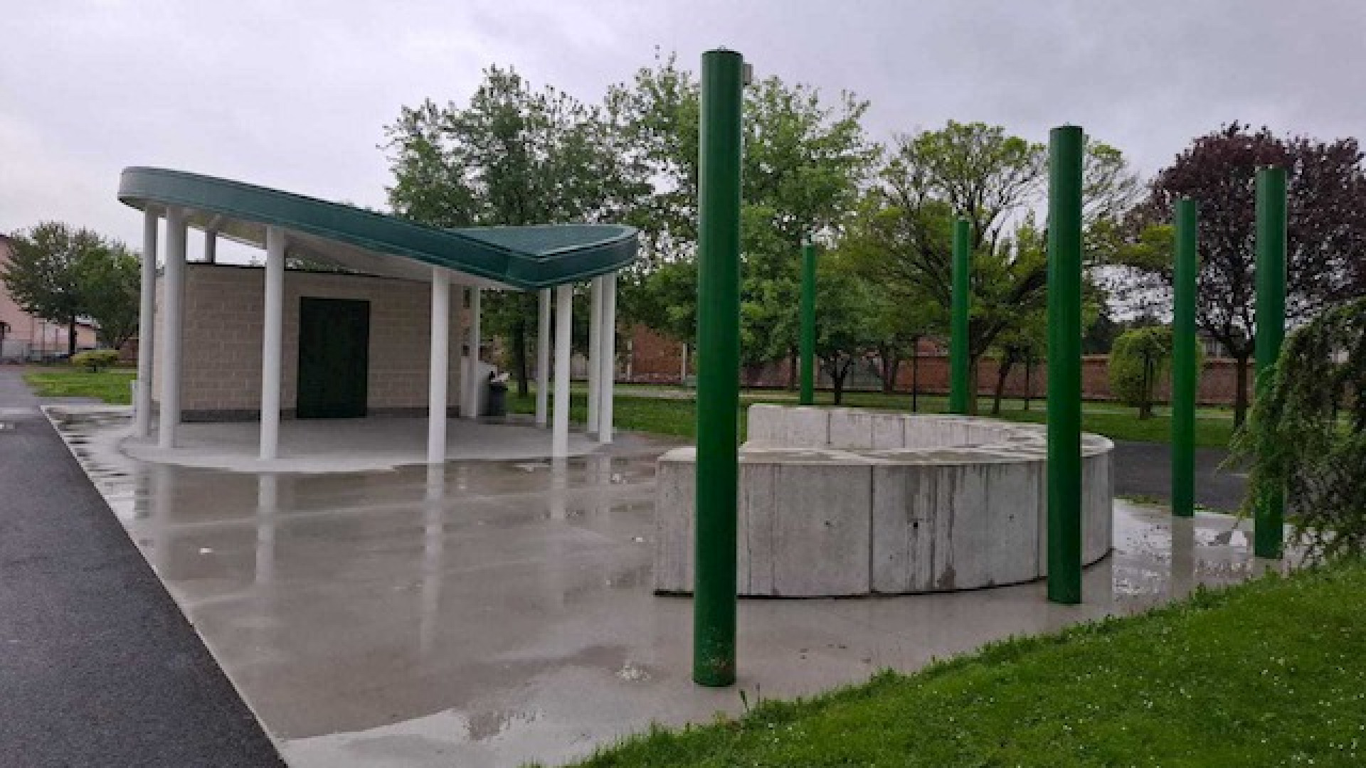 Immagine di Comunità riunita intorno al parco