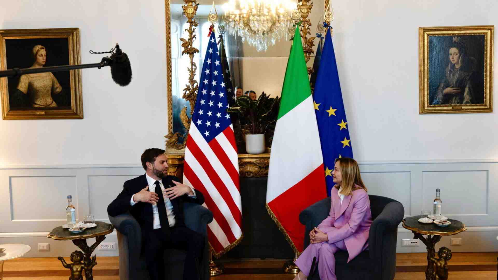 Immagine di Meloni pigliatutto: dopo Trump abbraccia Musk, riceve Vance e telefona a Ursula. Per Salvini nessuno spazio