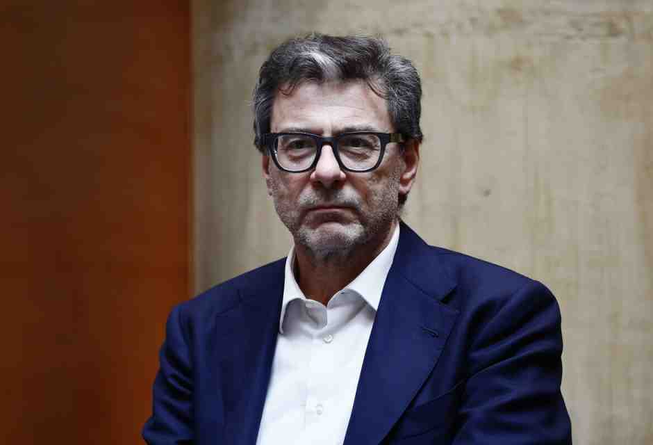 I cuoricini di Giorgetti, si prende le lodi e duetta con Descalzi di Eni che dice: "I dazi la Ue se li è messi da soli"