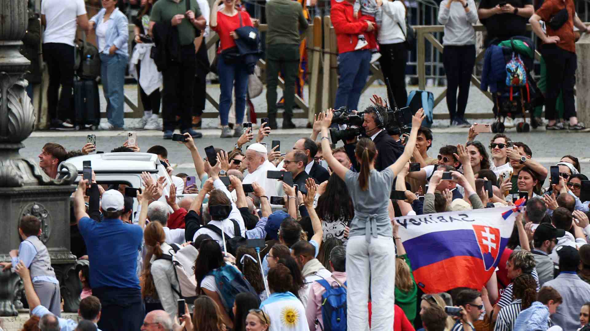 Immagine di Papa, benedizione Urbi et Orbi e giro in papamobile. Non c'è pace senza disarmo
