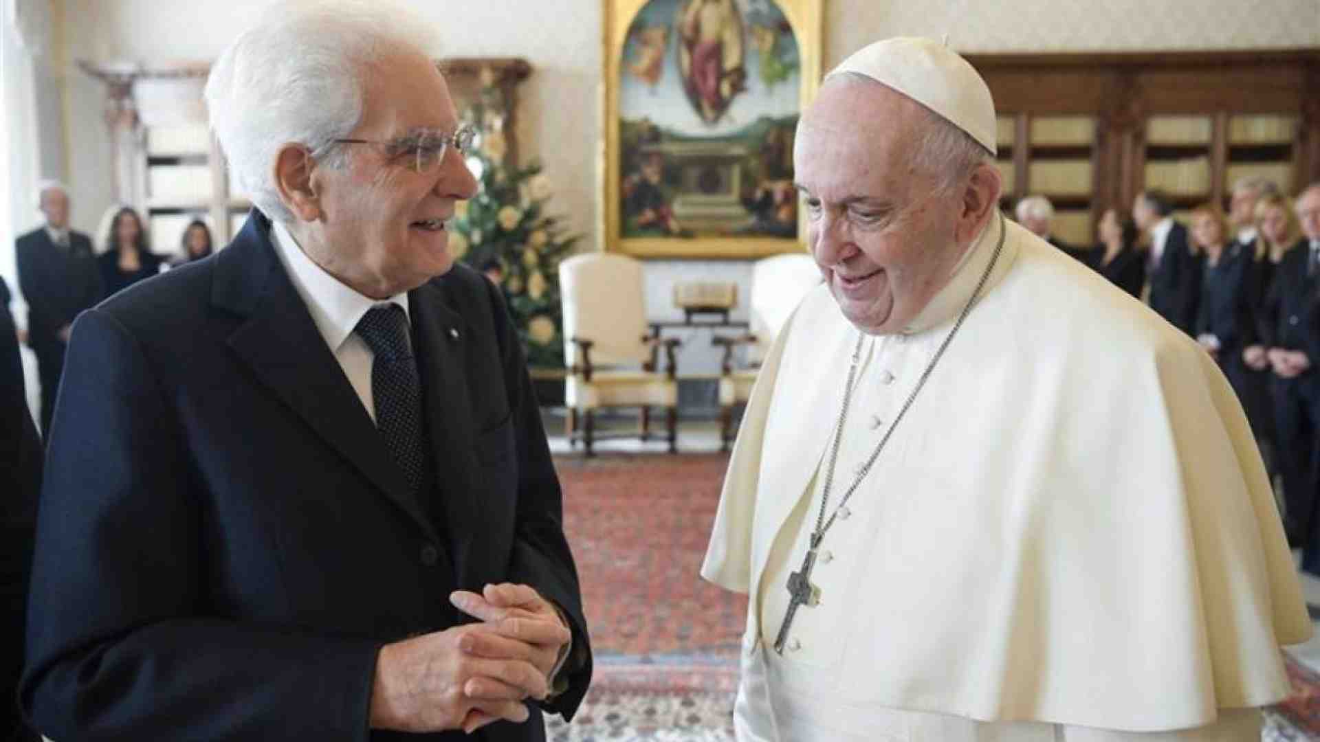 Immagine di Mattarella: «Un grande vuoto». Meloni: «Il Papa della gente»