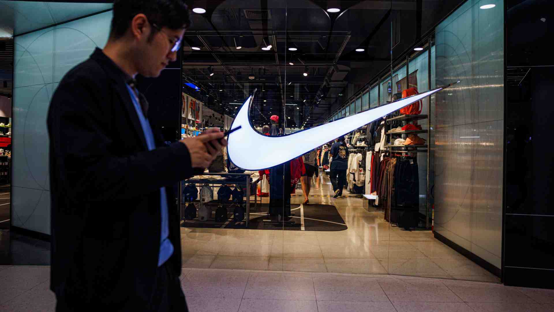 Immagine di Boomerang Trump, i dazi colpiscono Nike che brucia in Borsa il 10 per cento. E non è che l'inizio