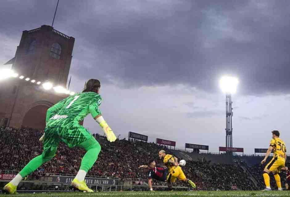 Il gol di Orsolini in Bologna-Inter 1-0 (foto LaPresse)