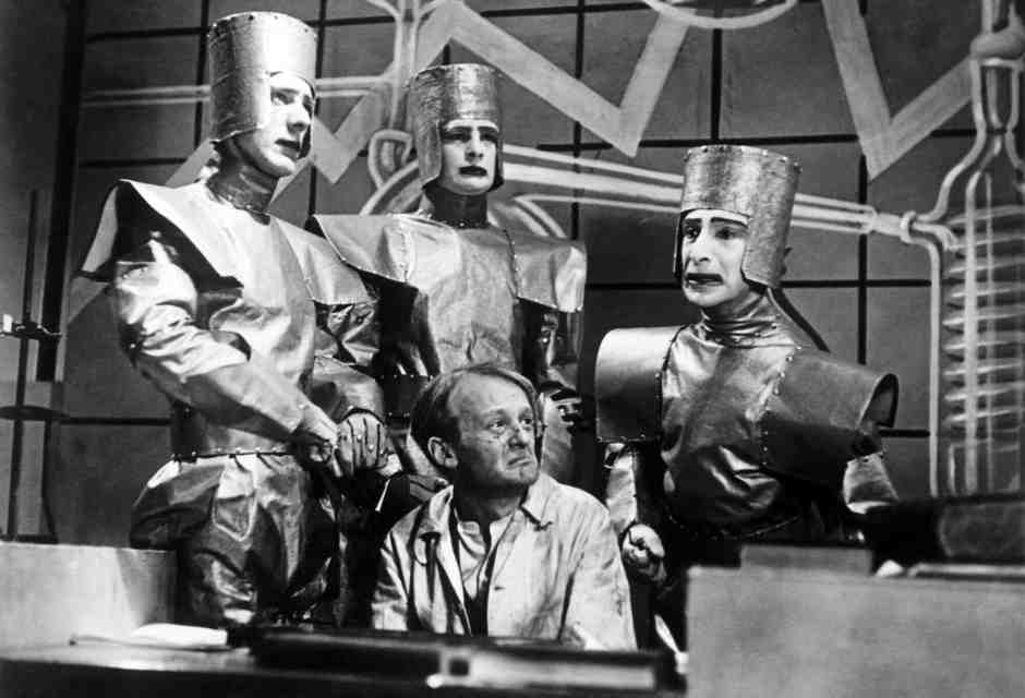 Nel 1938 and&ograve; in onda sulla Bbc la trasposizione del testo teatrale di Karel Capek &ldquo;R.U.R. - Robot universali di Rossum&rdquo;&nbsp;<br />