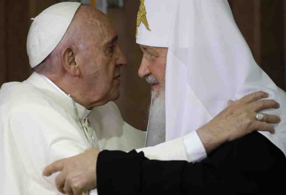 L'abbraccio con il Patriarca ortodosso Kirill dopo la firma di una dichiarazione congiunta sull'unit&agrave; religiosa a Cuba nel 2016 (LaPresse)&nbsp;<br />
