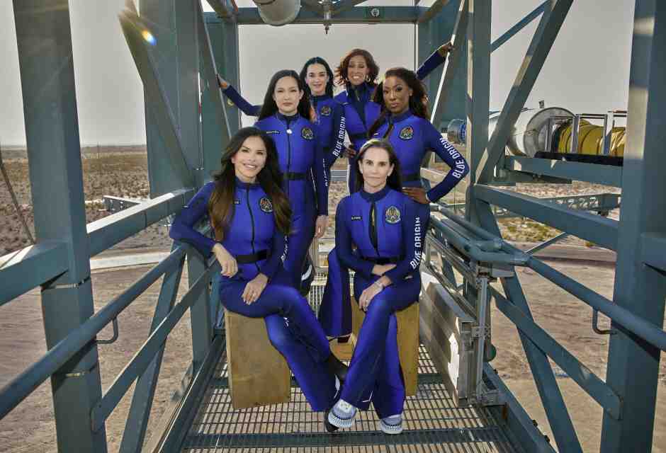 L&rsquo;equipaggio spaziale in senso orario: Lauren S&aacute;nchez, Amanda Nguyen, Katy Perry, Gayle King, Aisha Bowe e Kerianne Flynn (foto Blue Origin)&nbsp;<br />