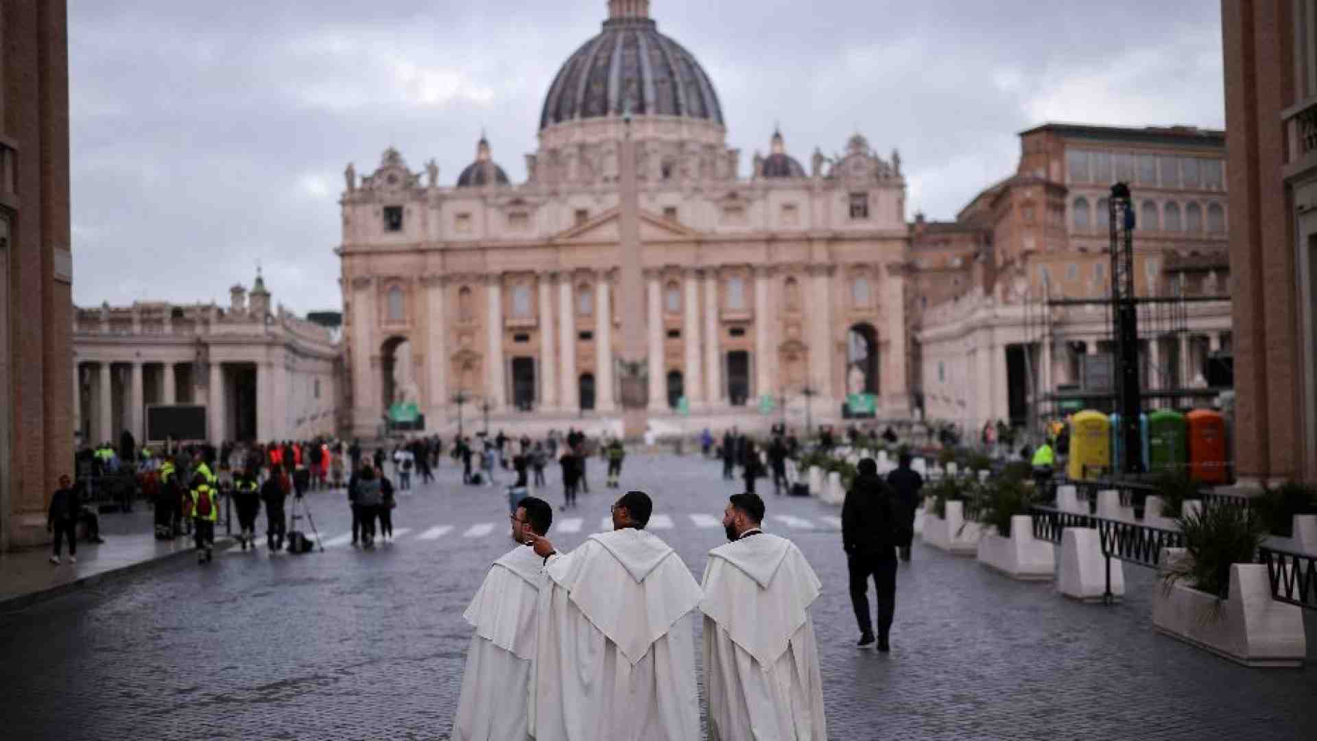 Immagine di Papa Francesco torna a San Pietro, l'affetto dei fedeli in basilica