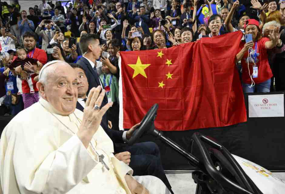 Papa Francesco nella capitale della Mongolia Ulaanbaatar, durante il suo viaggio pastorale del 2023 (LaPresse)<br />