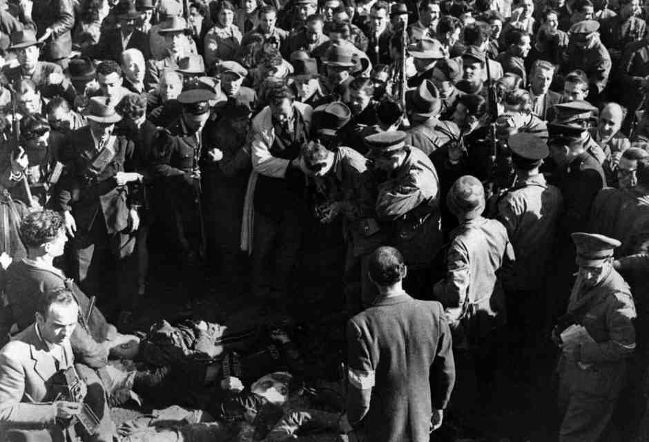 Milano, Piazzale Loreto, 25 aprile 1945: i cadaveri di Mussolini, di Claretta Petacci e di alcuni gerarchi fascisti tra una folla di curiosi e fotografi (LaPresse)&nbsp;<br />