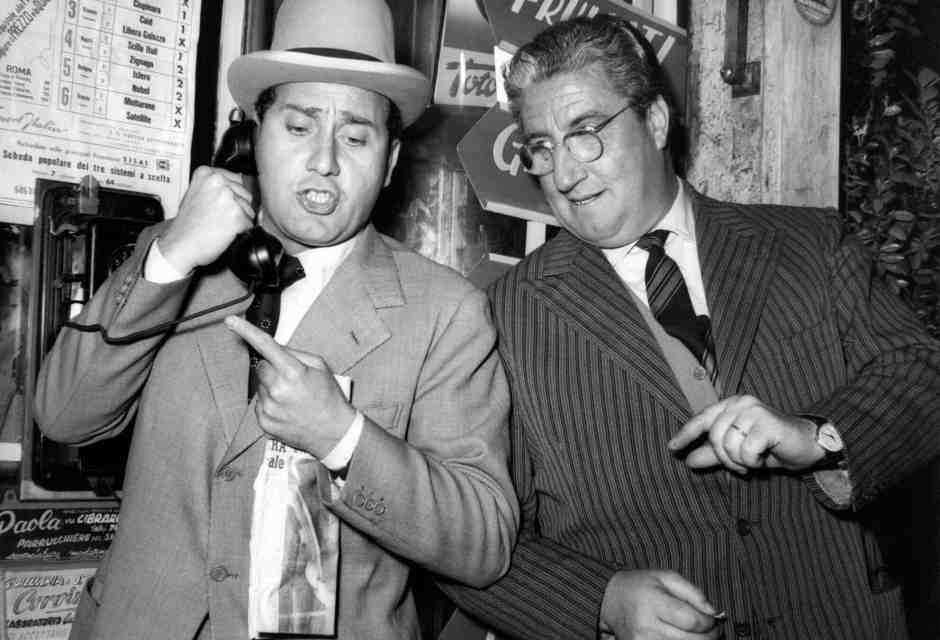 Alberto Sordi e&nbsp;Mario Carotenuto&nbsp;nel film &ldquo;Un eroe dei nostri tempi&rdquo;, 1955 (foto Getty)