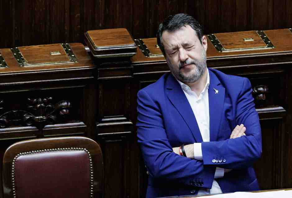 Salvini cambia strategia di comunicazione: più cravatte e meno Nutella