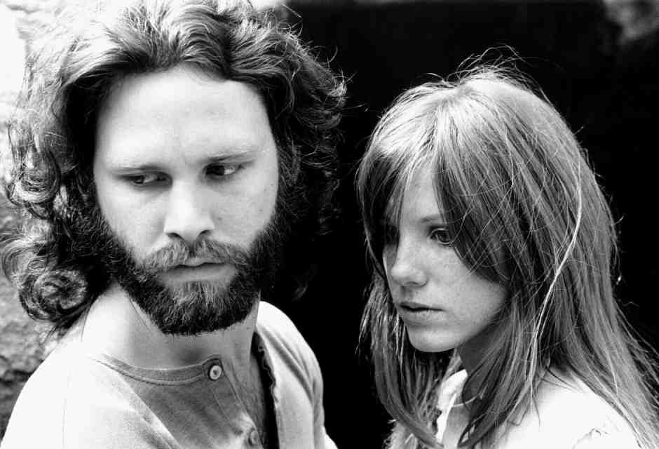 Jim Morrison e Pamela Courson, una relazione fusionale, ma che si uniformava ai dettami della controcultura hippie sull&rsquo;amore libero (foto Getty)