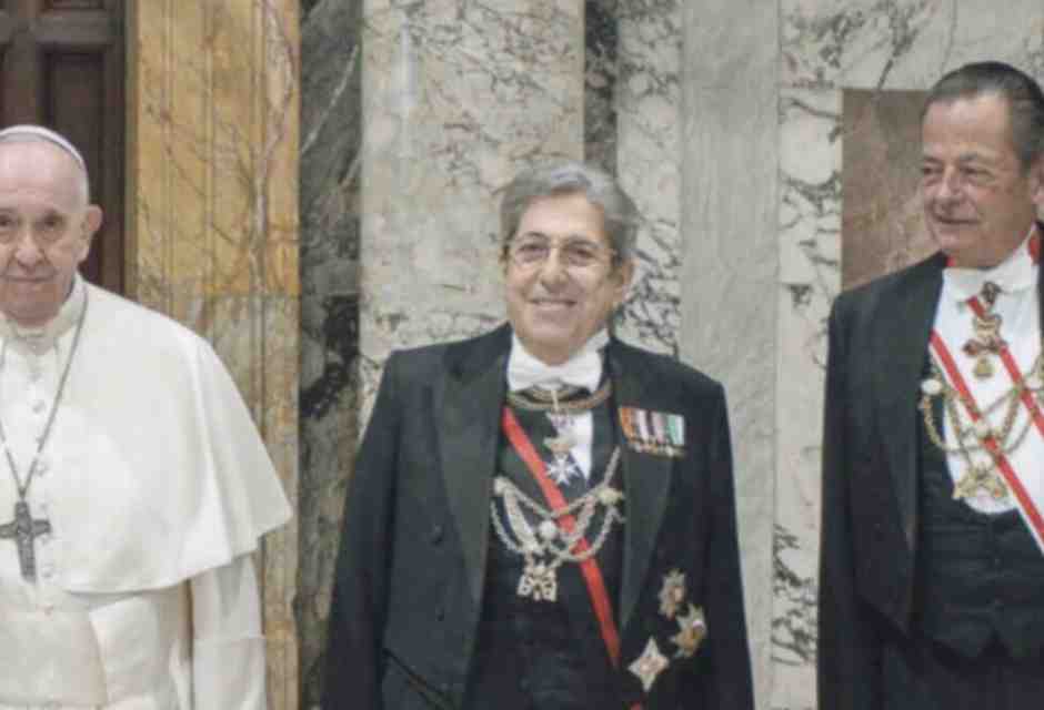 Papa Francesco con i Gentiluomini di Sua Santit&agrave; Alberto Bochicchio e Hugo von Windisch-Graetz (foto Ordine di Malta)&nbsp;