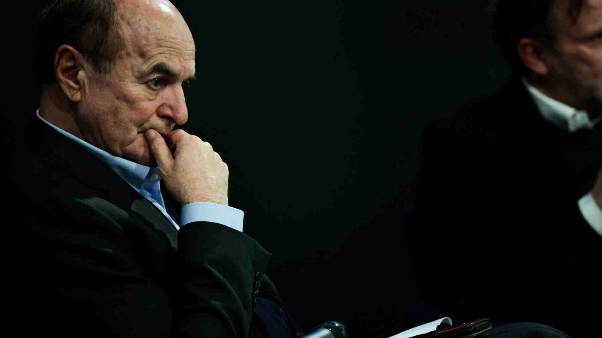 Immagine di Bersani, il politico ritardatario per eccellenza, fa l'elogio dell'anticipo