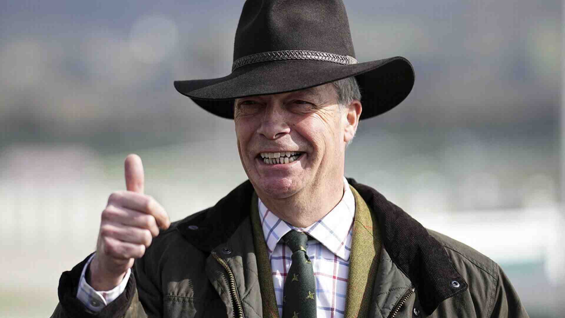 Immagine di Nigel Farage riesce ancora a maneggiare il fuoco trumpiano senza bruciarsi