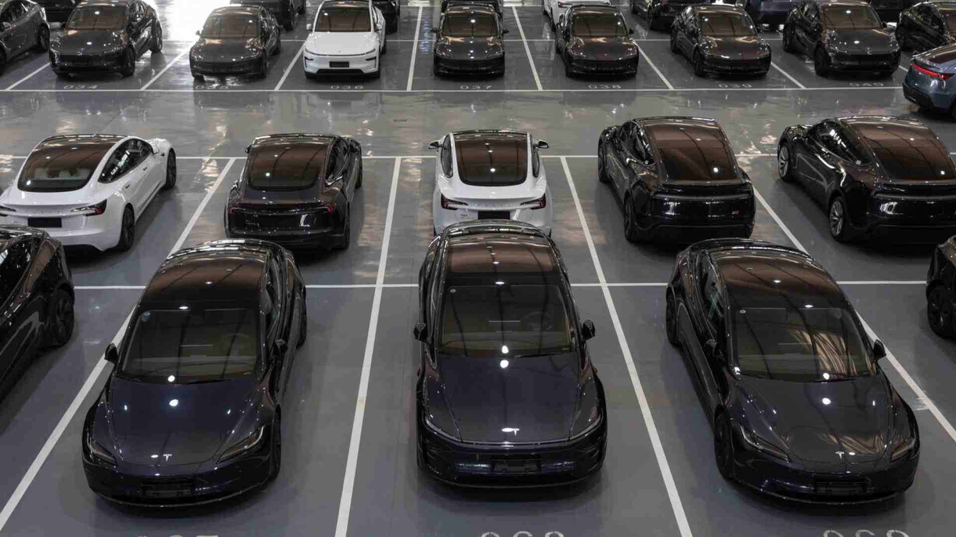 Immagine di Le auto elettriche vanno meglio (eccetto Tesla), ma non basta né per la transizione né per l’industria