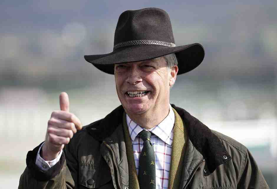 Nigel Farage riesce ancora a maneggiare il fuoco trumpiano senza bruciarsi
